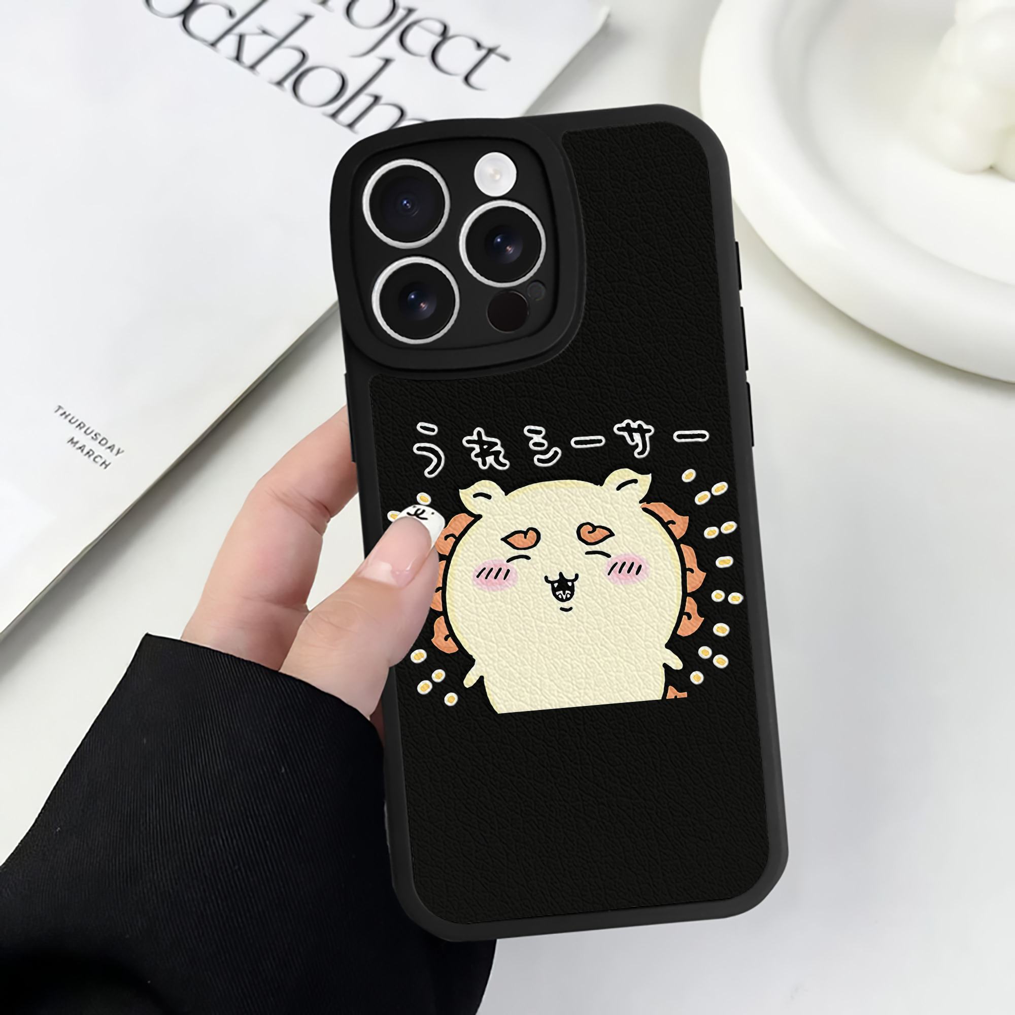 （画像用） ちいかわ シーサー Chii-kawa Shisa 【iPhone 16シリーズ対応】シリコンスマホケース（レザー調） 材質：シリコン